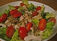 Salat mit Alfalfasprossen und Putenbrust