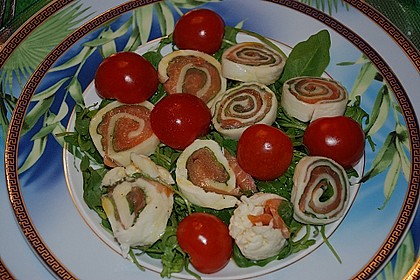 Mozzarella - R&ouml;llchen mit Lachs auf Rauke 9