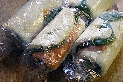 Mozzarella - R&ouml;llchen mit Lachs auf Rauke 12