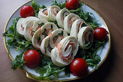 Mozzarella - R&ouml;llchen mit Lachs auf Rauke 13