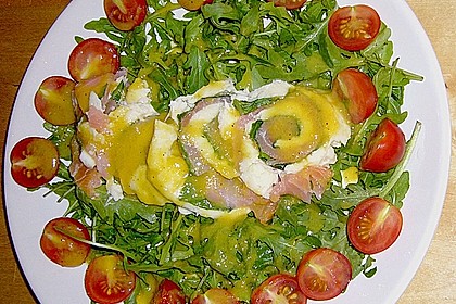 Mozzarella - R&ouml;llchen mit Lachs auf Rauke 15
