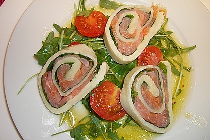 Mozzarella - R&ouml;llchen mit Lachs auf Rauke 17