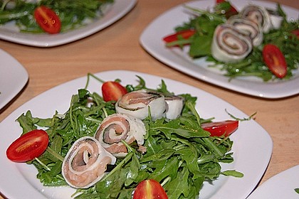 Mozzarella - R&ouml;llchen mit Lachs auf Rauke 20