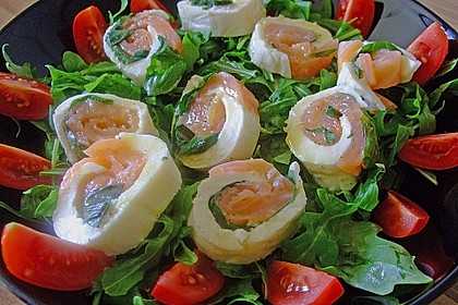 Mozzarella - R&ouml;llchen mit Lachs auf Rauke 22