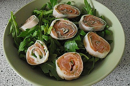Mozzarella - R&ouml;llchen mit Lachs auf Rauke 25