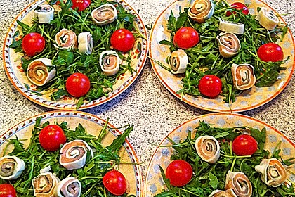Mozzarella - R&ouml;llchen mit Lachs auf Rauke 31