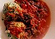 Spinat - Kn&ouml;del auf Tomatenso&szlig;e