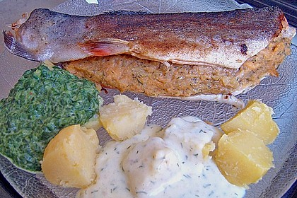 Gef&uuml;llte Forelle mit Dillsauce