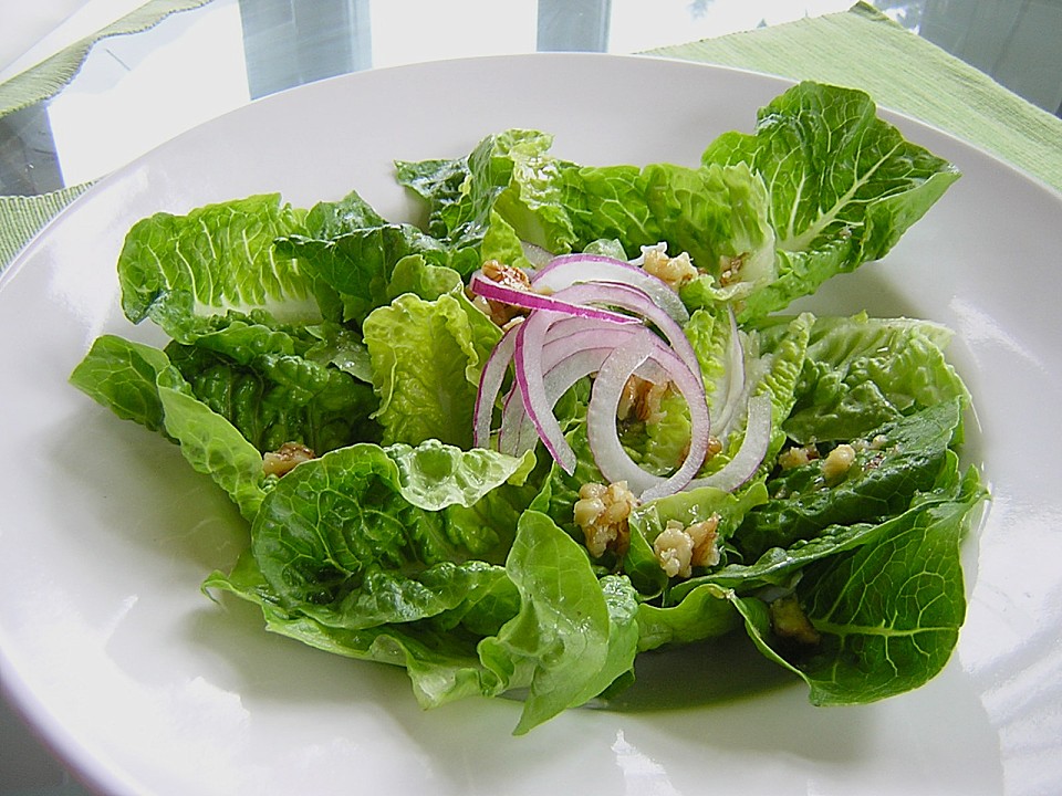 Gemischter Blattsalat mit roten Zwiebeln und Walnusskernen (Rezept mit ...