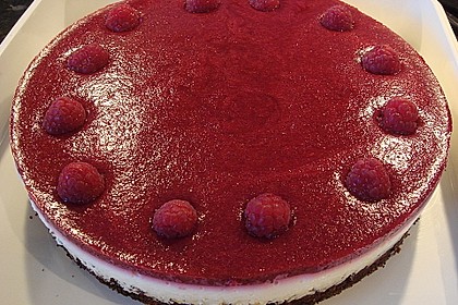 Mohntorte mit Topfencreme und Himbeerguss