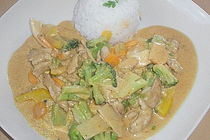 Schnelles Thai - Curry mit Huhn, Paprika und feiner Erdnussnote 3