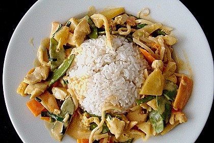 Schnelles Thai - Curry mit Huhn, Paprika und feiner Erdnussnote 7