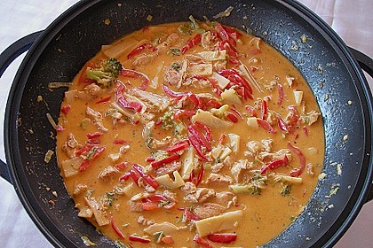 Schnelles Thai - Curry mit Huhn, Paprika und feiner Erdnussnote 9