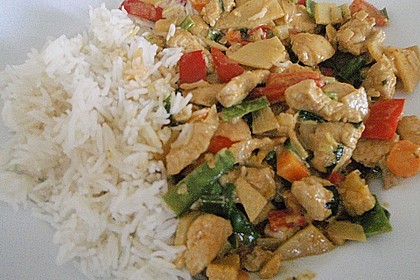 Schnelles Thai - Curry mit Huhn, Paprika und feiner Erdnussnote 12