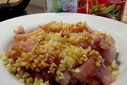Schnelles Thai - Curry mit Huhn, Paprika und feiner Erdnussnote 15