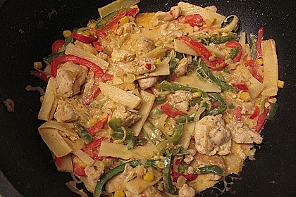 Schnelles Thai - Curry mit Huhn, Paprika und feiner Erdnussnote 23