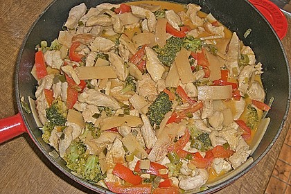 Schnelles Thai - Curry mit Huhn, Paprika und feiner Erdnussnote 32