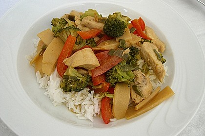 Schnelles Thai - Curry mit Huhn, Paprika und feiner Erdnussnote 33
