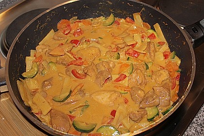 Schnelles Thai - Curry mit Huhn, Paprika und feiner Erdnussnote 40