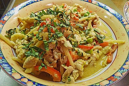 Schnelles Thai - Curry mit Huhn, Paprika und feiner Erdnussnote 41