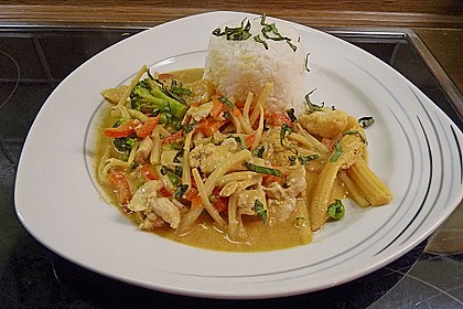 Schnelles Thai - Curry mit Huhn, Paprika und feiner Erdnussnote 42