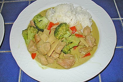 Schnelles Thai - Curry mit Huhn, Paprika und feiner Erdnussnote 44