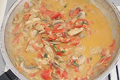 Schnelles Thai - Curry mit Huhn, Paprika und feiner Erdnussnote 51