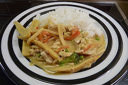 Schnelles Thai - Curry mit Huhn, Paprika und feiner Erdnussnote 53