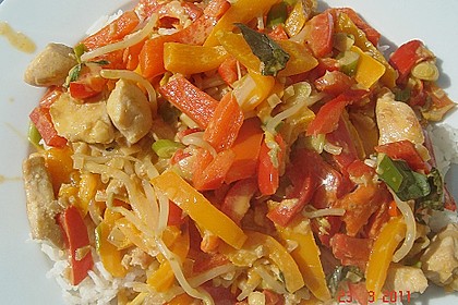 Schnelles Thai - Curry mit Huhn, Paprika und feiner Erdnussnote 56