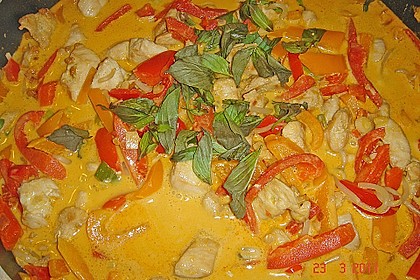 Schnelles Thai - Curry mit Huhn, Paprika und feiner Erdnussnote 57