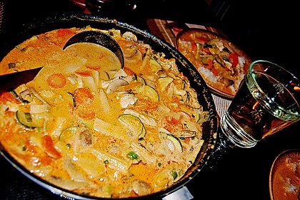 Schnelles Thai - Curry mit Huhn, Paprika und feiner Erdnussnote 63