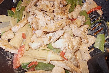 Schnelles Thai - Curry mit Huhn, Paprika und feiner Erdnussnote 67