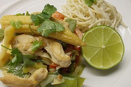 Schnelles Thai - Curry mit Huhn, Paprika und feiner Erdnussnote 68