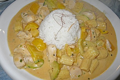Schnelles Thai - Curry mit Huhn, Paprika und feiner Erdnussnote 70