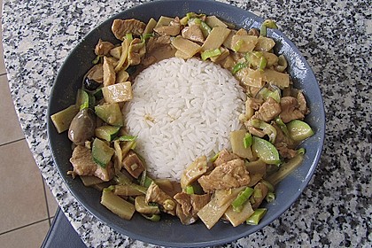 Schnelles Thai - Curry mit Huhn, Paprika und feiner Erdnussnote 71