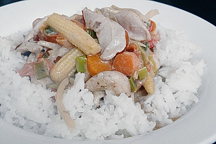 Schnelles Thai - Curry mit Huhn, Paprika und feiner Erdnussnote 75