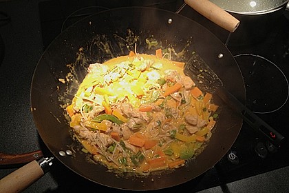 Schnelles Thai - Curry mit Huhn, Paprika und feiner Erdnussnote 78