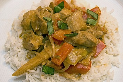 Schnelles Thai - Curry mit Huhn, Paprika und feiner Erdnussnote