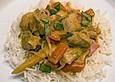 Schnelles Thai - Curry mit Huhn, Paprika und feiner Erdnussnote