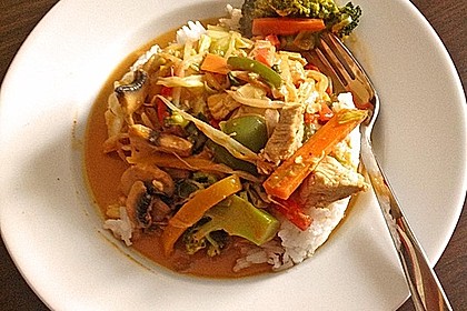 Schnelles Thai - Curry mit Huhn, Paprika und feiner Erdnussnote 81