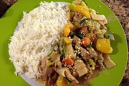 Schnelles Thai - Curry mit Huhn, Paprika und feiner Erdnussnote 82