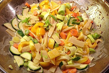Schnelles Thai - Curry mit Huhn, Paprika und feiner Erdnussnote 83