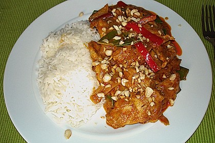 Schnelles Thai - Curry mit Huhn, Paprika und feiner Erdnussnote 1