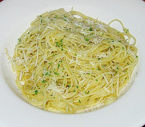 228044-big-spaghetti-mit-knoblauch-oel-und-pfefferschote.jpg