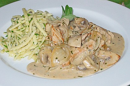 Geschnetzeltes mit Pilzen und Zwiebeln