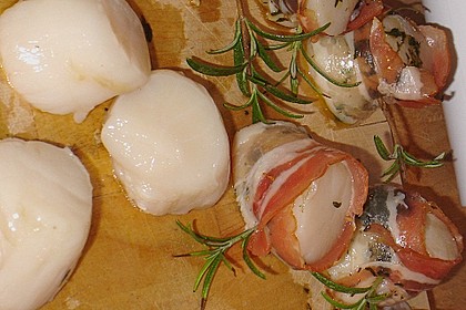 Jakobsmuscheln mit Cantuccinibr&ouml;seln im Speckmantel auf Linsensalat