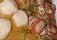 Jakobsmuscheln mit Cantuccinibr&ouml;seln im Speckmantel auf Linsensalat