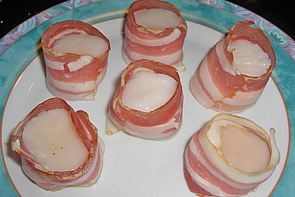 Jakobsmuscheln mit Cantuccinibr&ouml;seln im Speckmantel auf Linsensalat 1