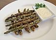 Gr&uuml;ner Spargel in Sesamk&ouml;rnern mit gr&uuml;ner Tabasco - Mayonnaise