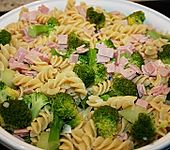 Nudelauflauf mit Brokkoli und Schinken (Bild)